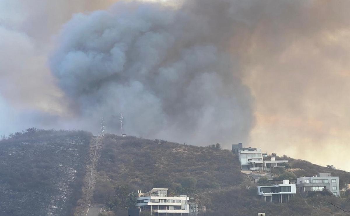 FOTO: Avanza el incendio iniciado en La Calera. (Foto: Daniel Cáceres/Cadena 3)