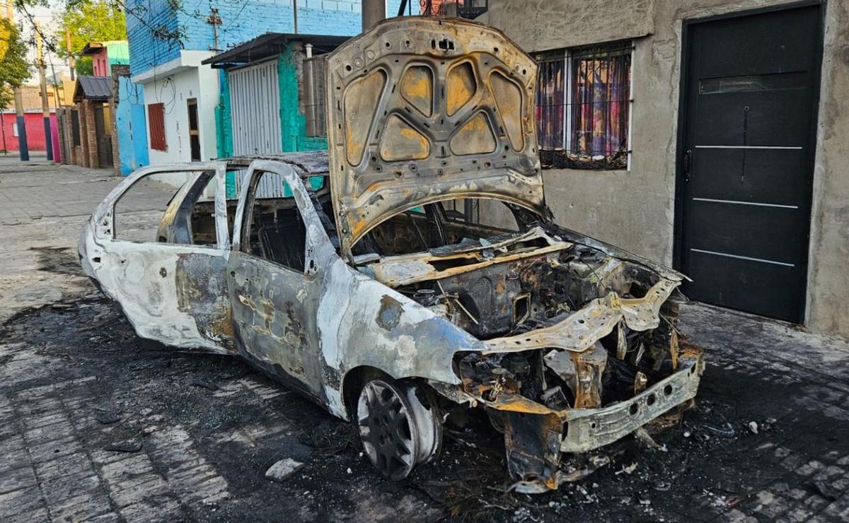 FOTO: El auto quemado sobre la vereda.