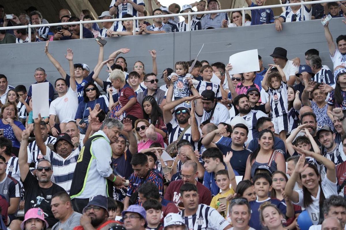 FOTO: Los hinchas albiazules, en una jornada única (foto: Daniel Cáceres).