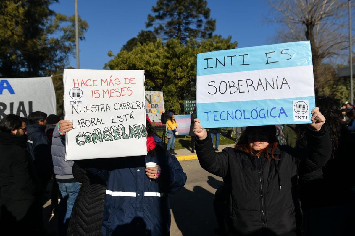 Trabajadores del INTI, en un abrazo simbólico al organismo, en contra del decreto de Federico Sturzenegger.