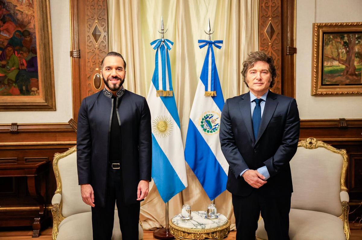 FOTO: Nayib Bukele fue recibido por Javier Milei en Casa Rosada. (@SivarNewsSV).