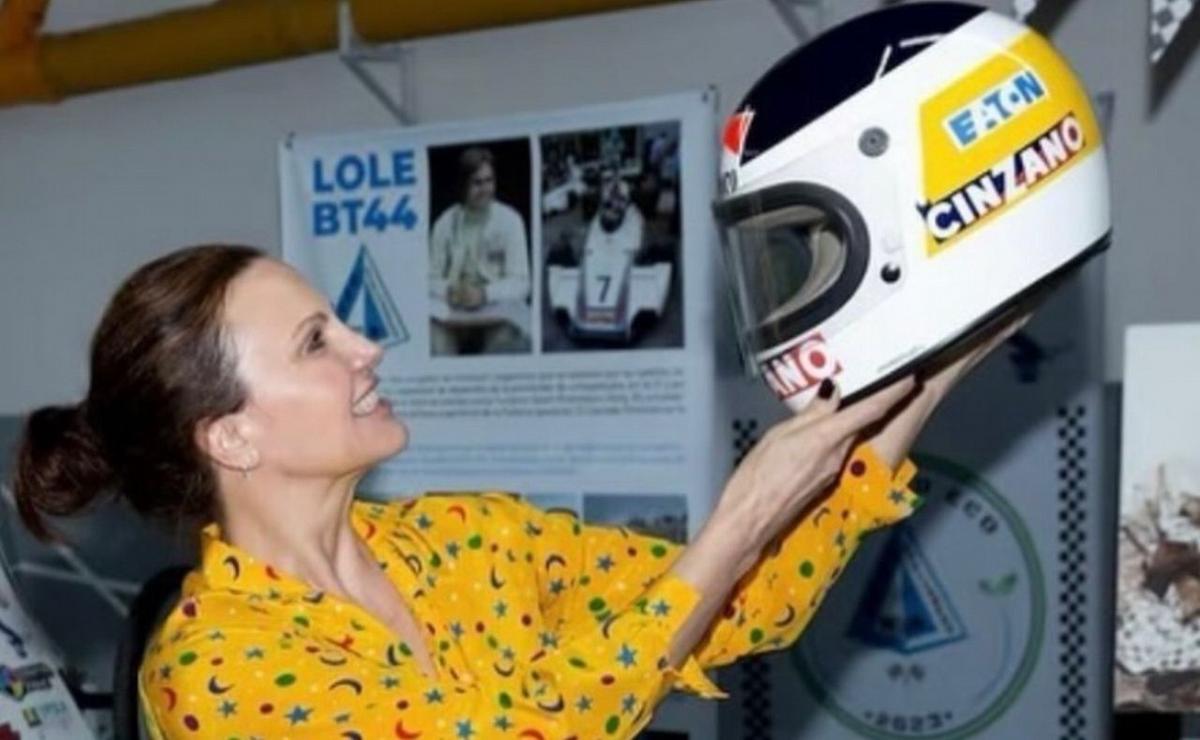 FOTO: Cora Reutemann y el histórico casco del 