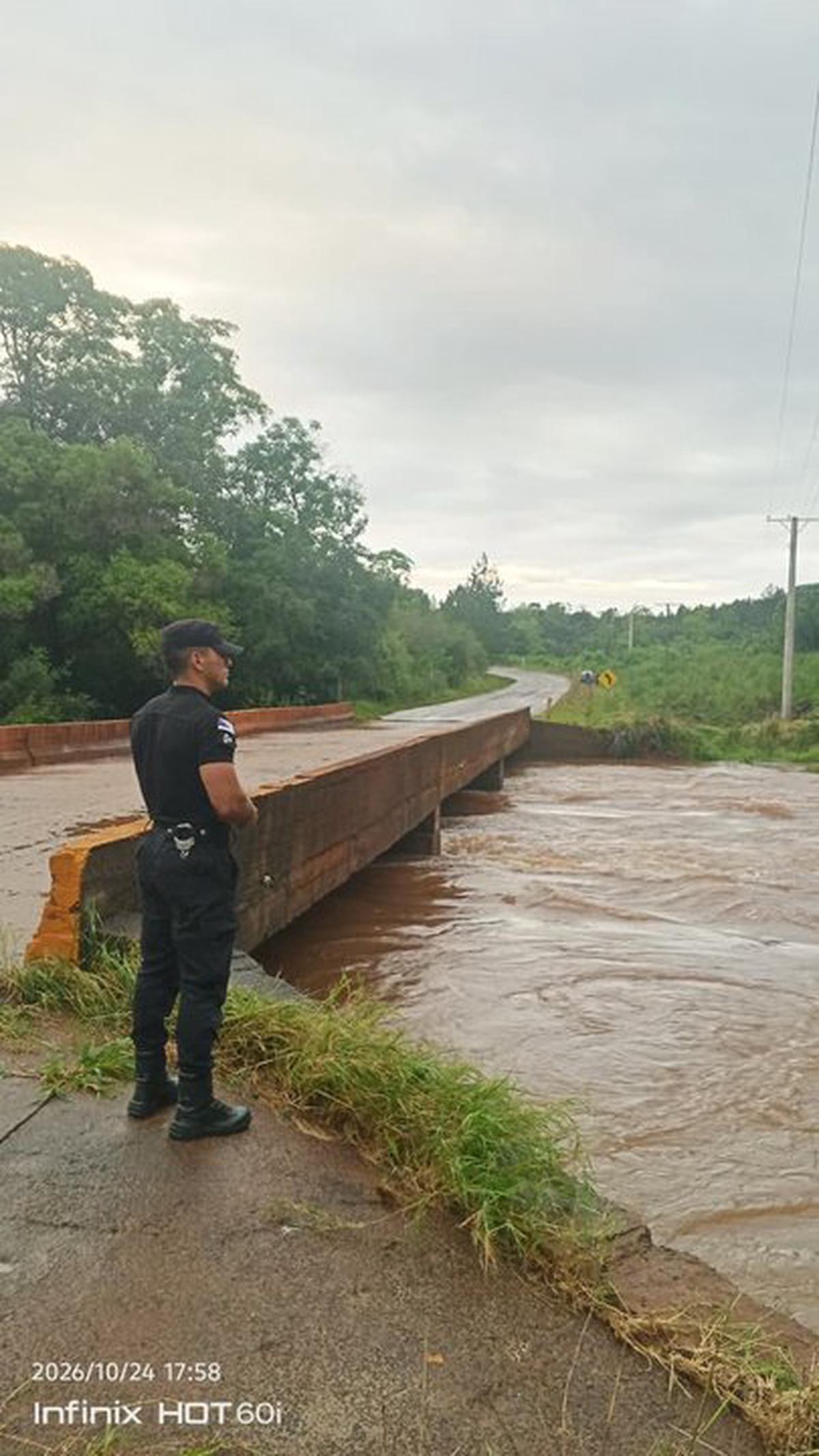 En Misiones, la crecida de ríos mantiene 14 pasos fronterizos cerrados y 8 caminos afectados