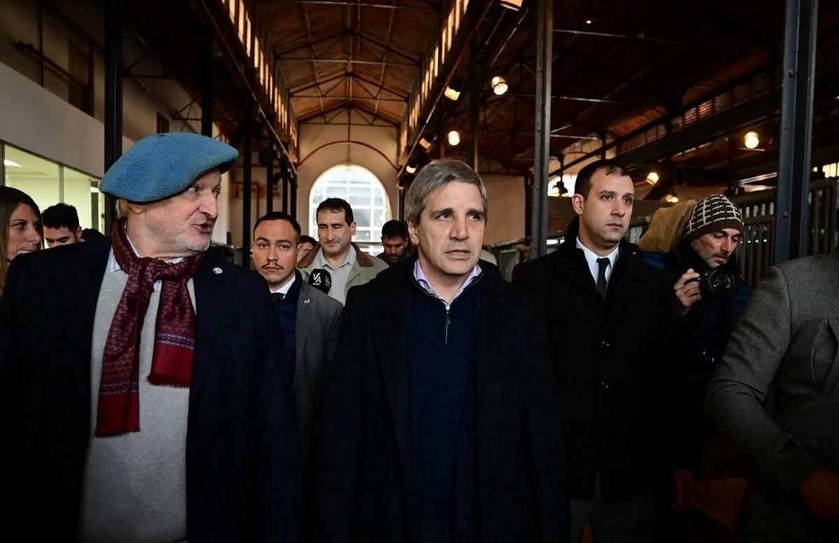 El ministro Luis Caputo realizó un breve recorrido por el predio de la Rural