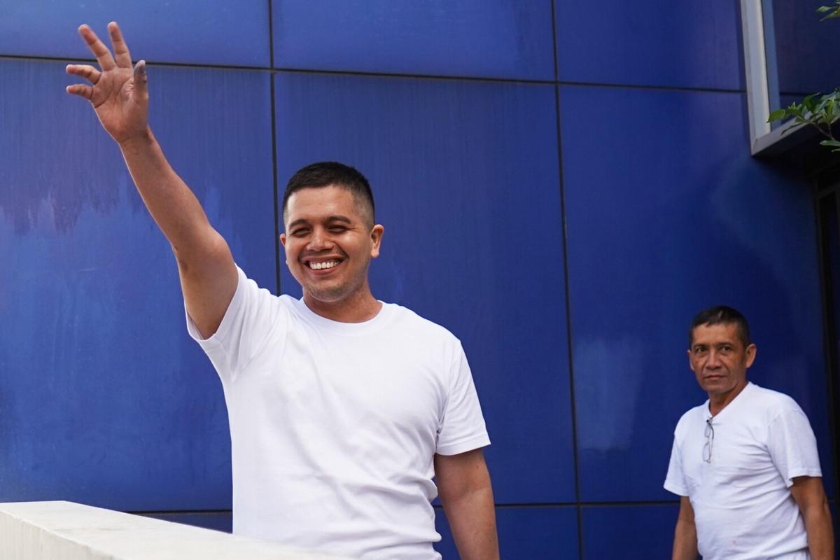 Liberan a abogado y líder comunitario tras ser procesados por plantón cerca de casa de Bukele