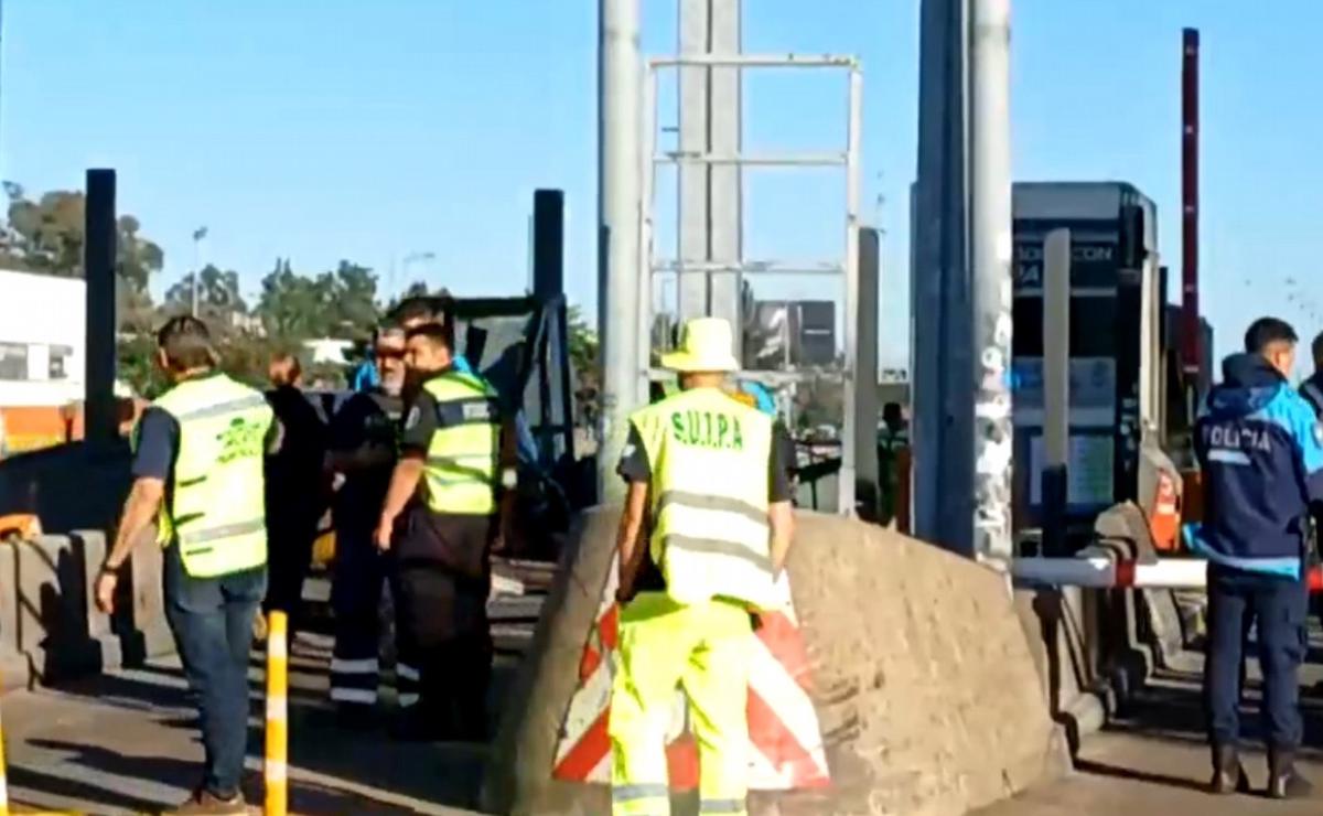 FOTO: Un auto se incrustó en una cabina de peaje de Panamericana.