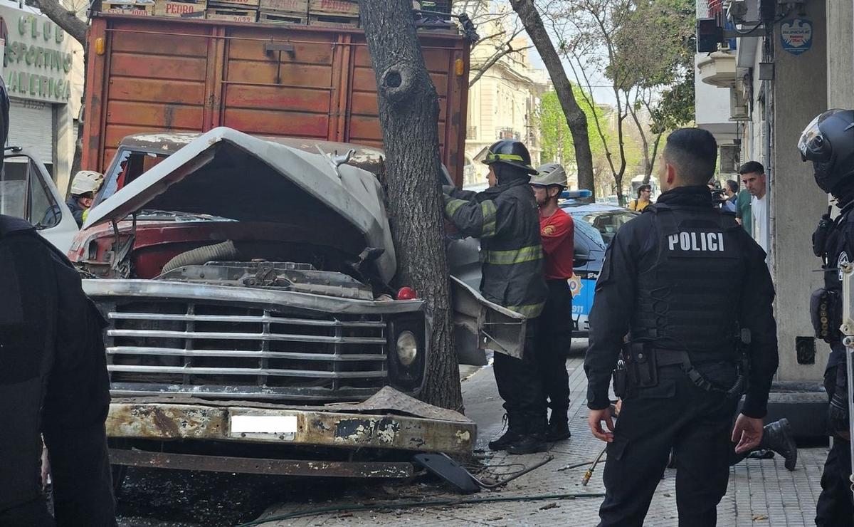 FOTO: El camión quedó incrustado en un árbol.