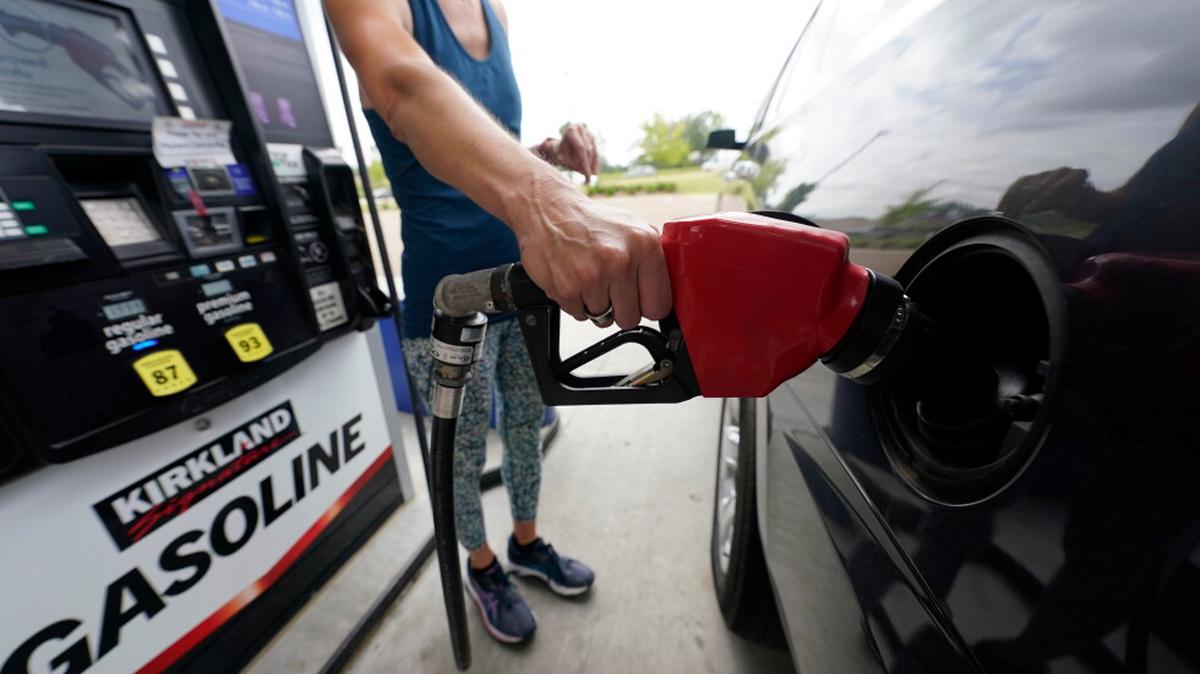 Los precios de la gasolina en EEUU bajan de 4 dólares por primera vez desde marzo