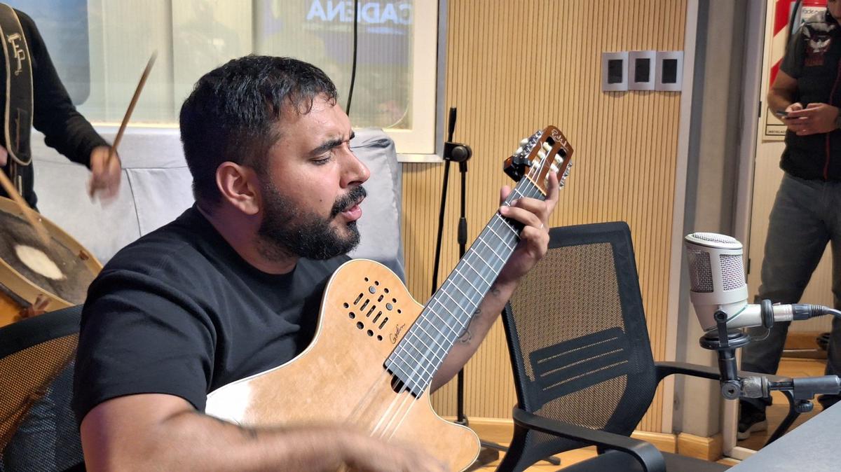 FOTO: Lázaro Caballero llena de folclore del monte los estudios de Cadena 3