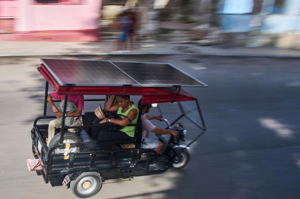 Los triciclos eléctricos desplazan a los automóviles clásicos en las calles de Cuba