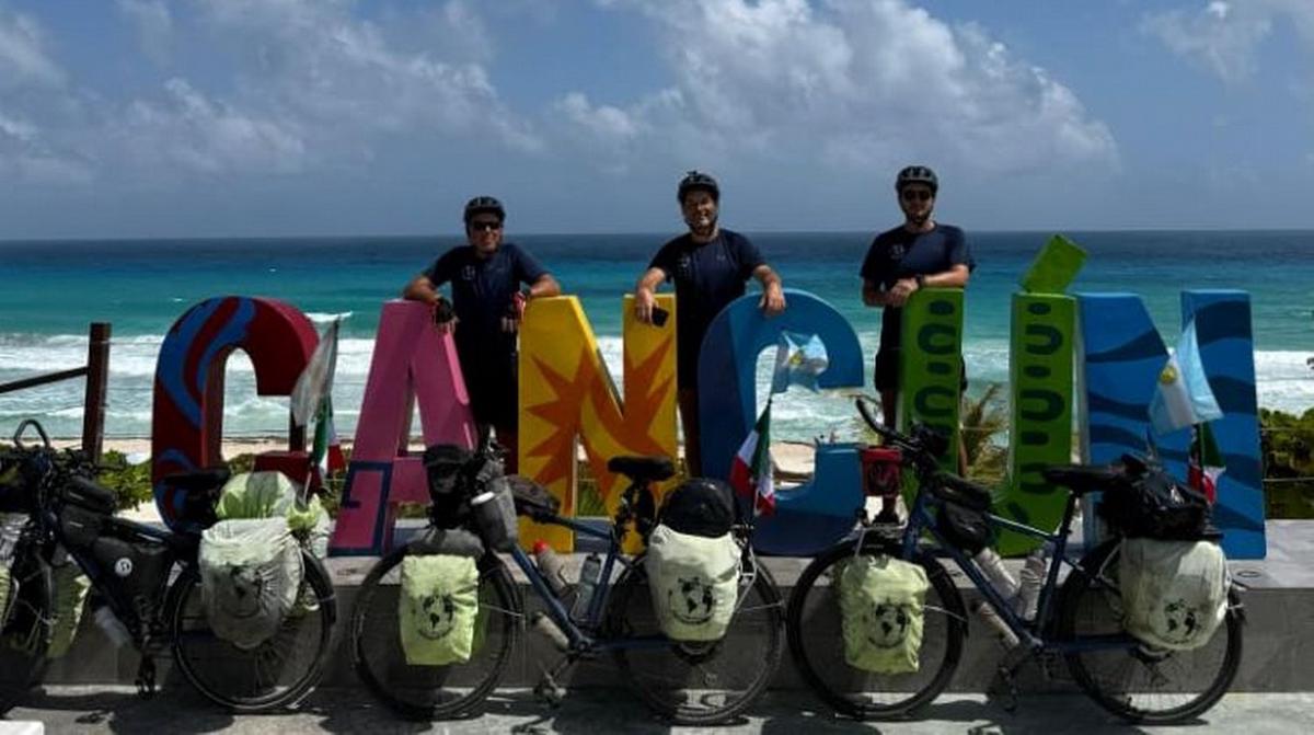 Los amigos recorren varios países en bicicleta