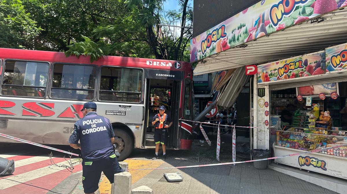 FOTO: Dos heridos en un impactante choque de un colectivo en el centro de Córdoba.