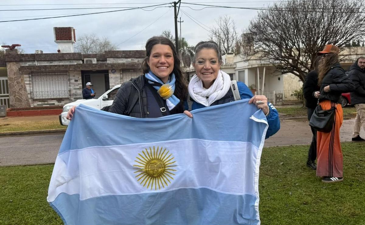 Hinchas llegaron a Pujato para saludar a Scaloni.