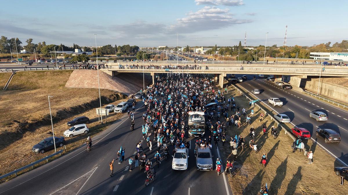 Una multitud en la caravana de campeón de Belgrano.