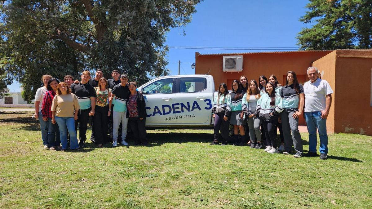 FOTO: Entregaron los equipos a la escuela ganadora de 