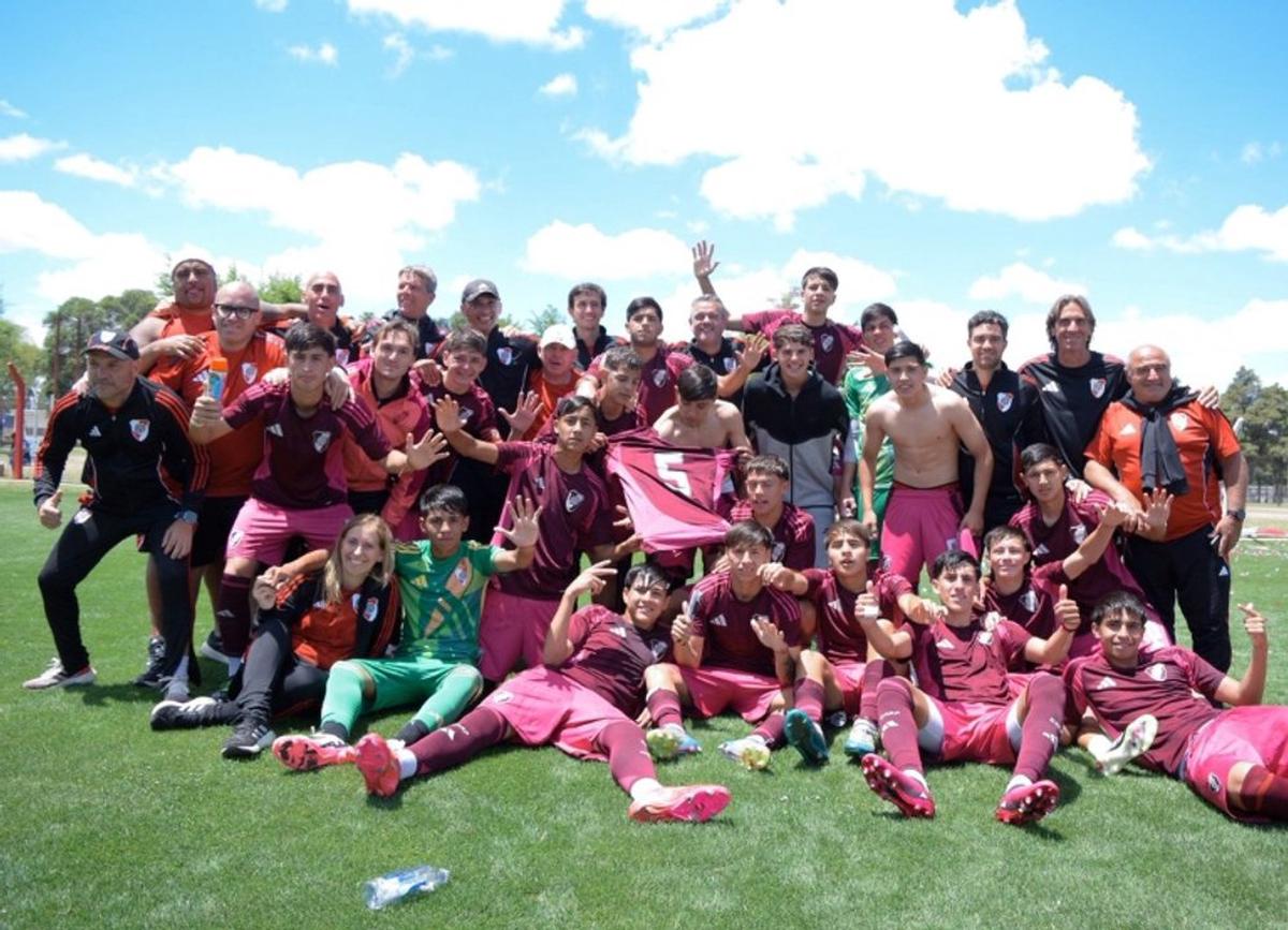 El plantel de River en la previa a su participación en la Messi Cup.