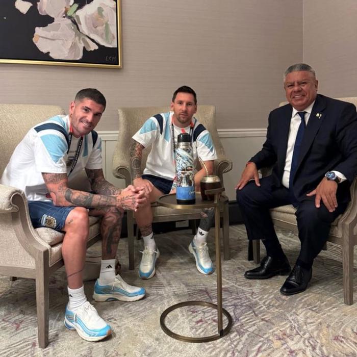 El "Chiqui" Tapia, Messi y De Paul, juntos antes del crucial partido ante Egipto