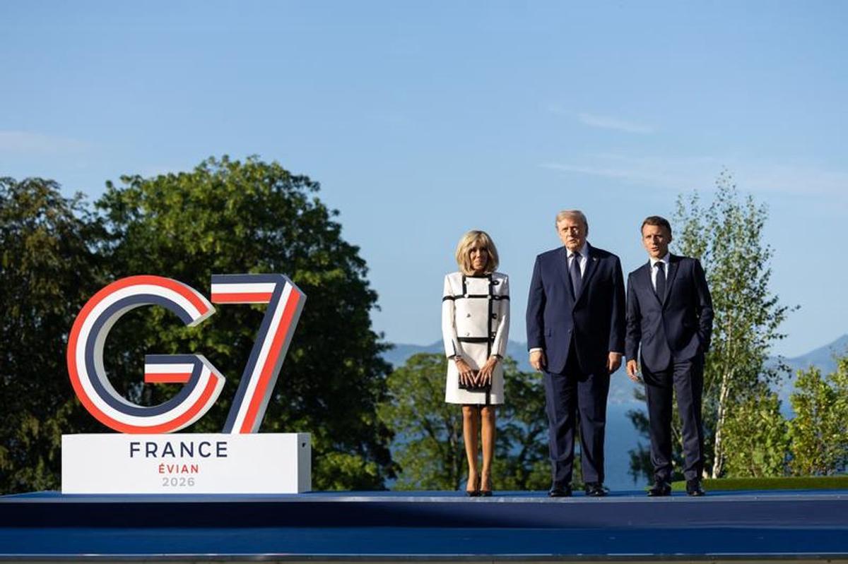 Imagen protocolar del G7, con Brigitte Macron, Donald Trump y Emmanuel Macron.