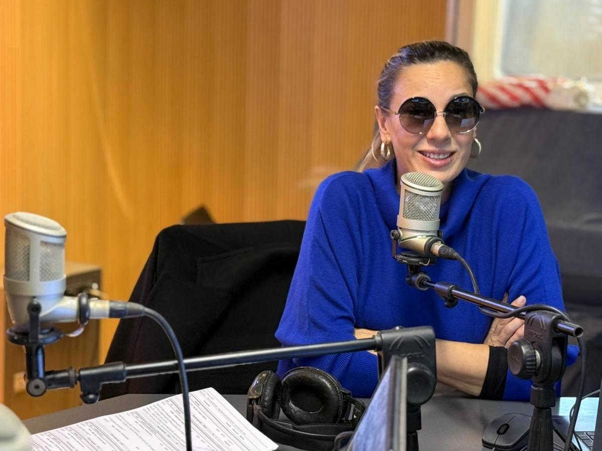 Julieta Cardinali visitó los estudios de Cadena 3.