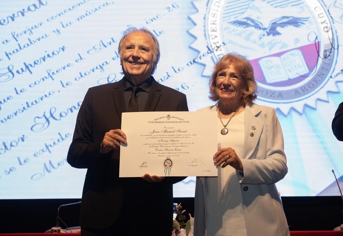 Joan Manuel Serrat fue distinguido como Doctor Honoris Causa en Mendoza.