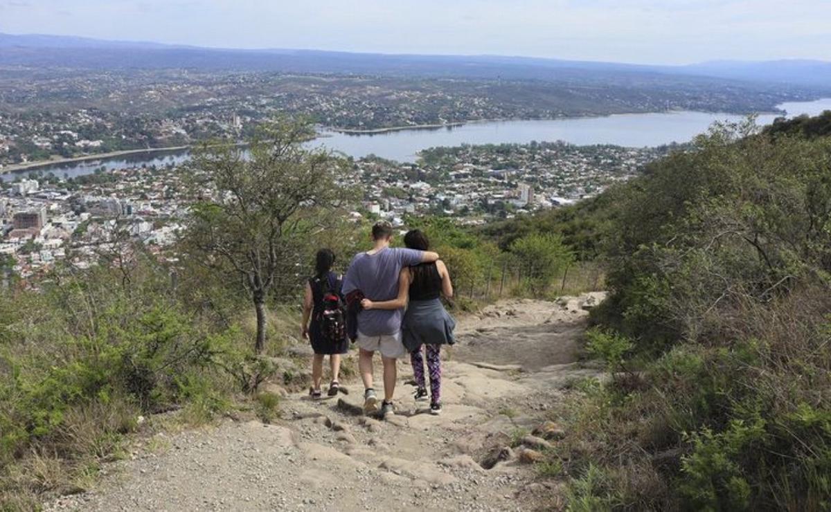 FOTO: El ascenso del Cerro de la Cruz, uno de los grandes atractivos de Carlos Paz.