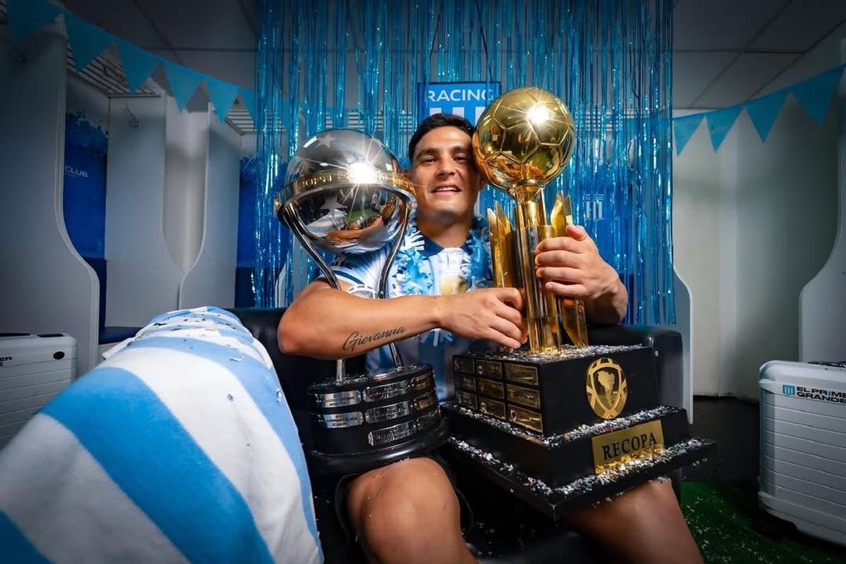 Maxi Salas con las copas que ganó en Racing (NA)