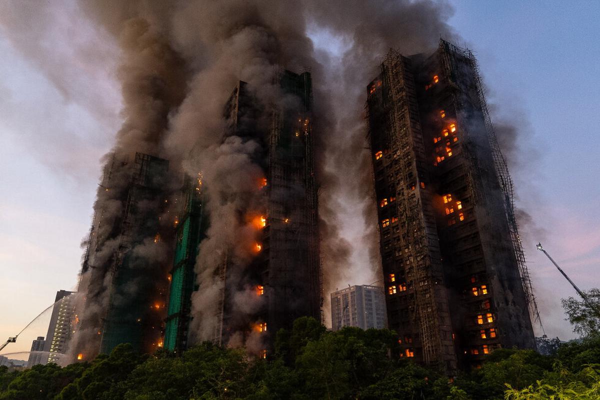 Hong Kong presenta cargos contra 7 personas y 2 empresas por el incendio mortal que mató a 168