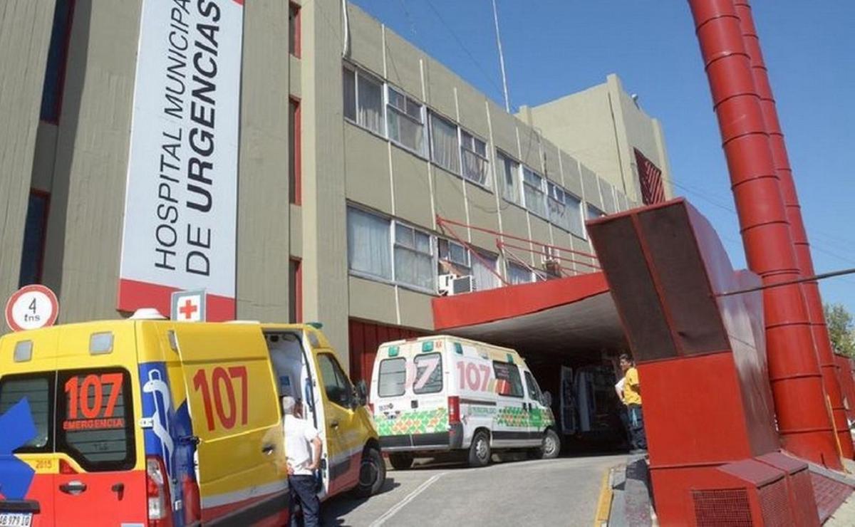 Cayó desde el techo de un gimnasio y está internado en el Hospital de Urgencias.