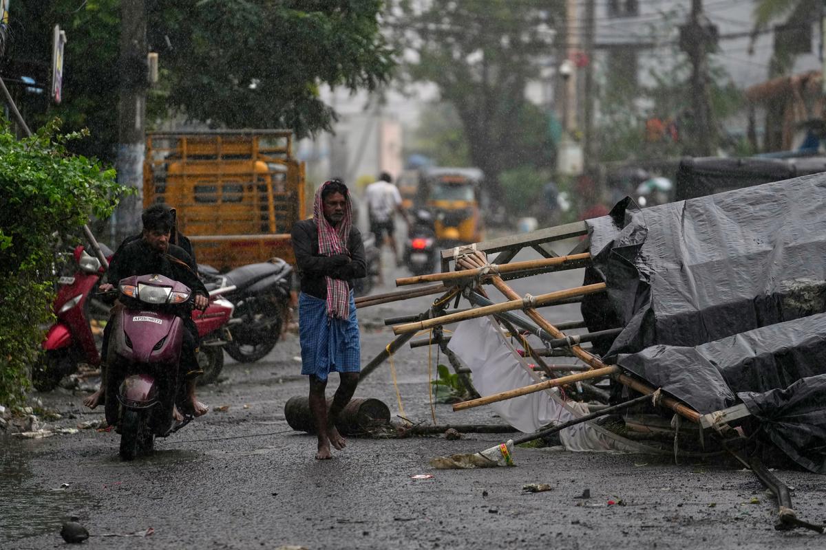 El ciclón Arnab golpea Andhra Pradesh, India, mientras evacúan a decenas de miles