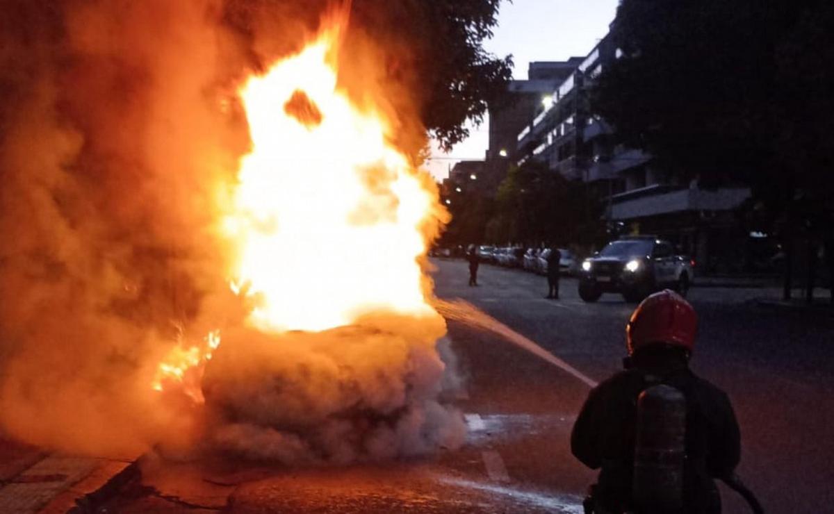 FOTO: Se incendió un auto corsa en barrio General Paz