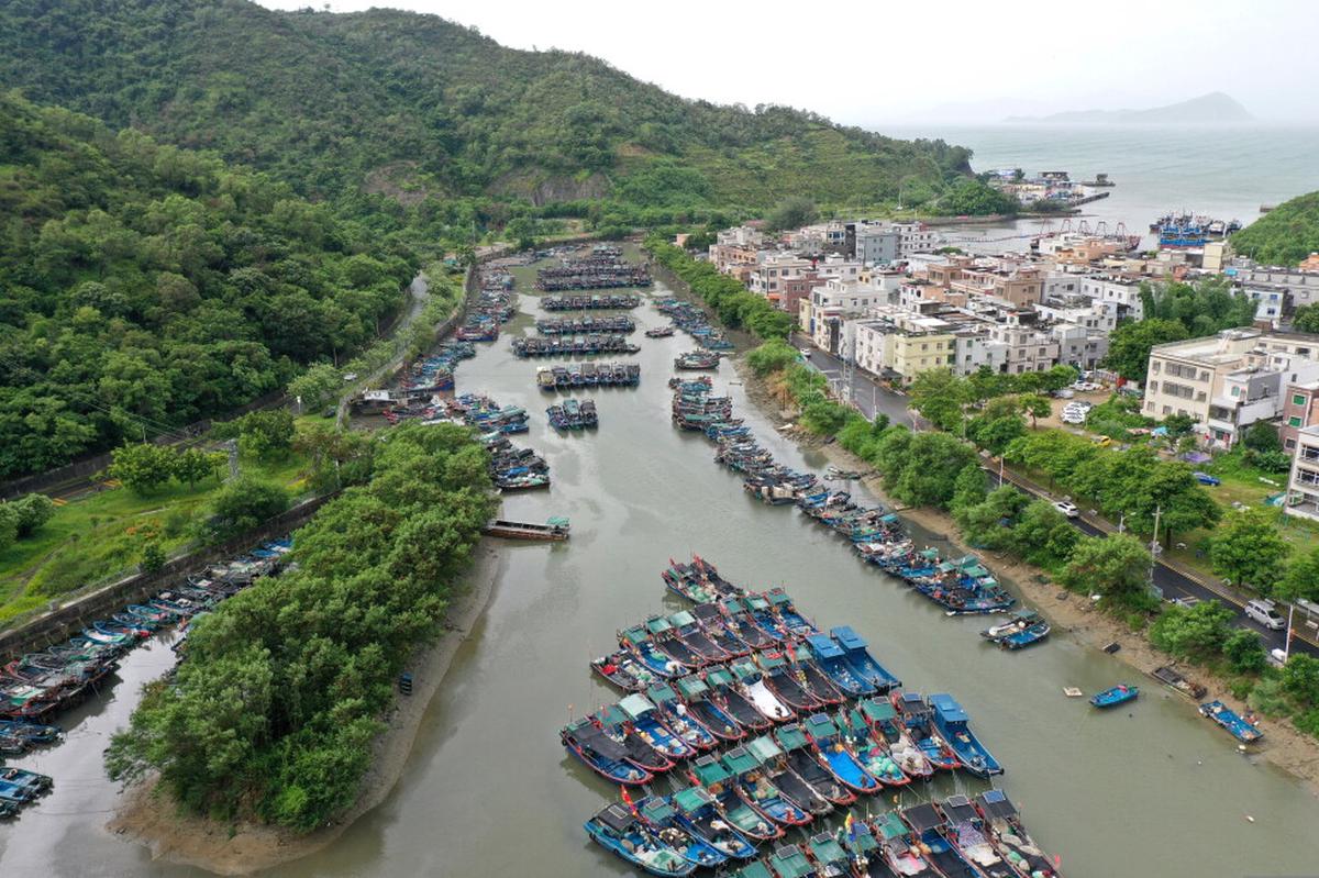 El tifón Noul se debilita tras tocar tierra y lleva fuertes lluvias al sur de China