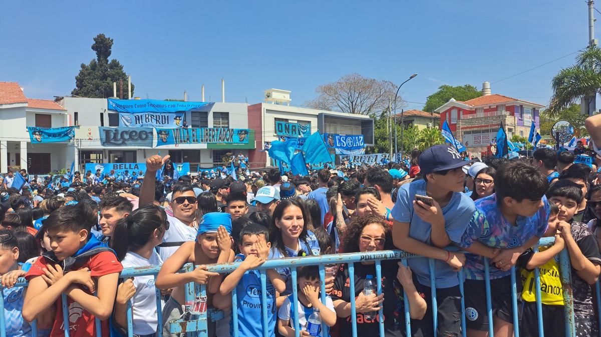 FOTO: Banderazo de Belgrano antes del clásico. 