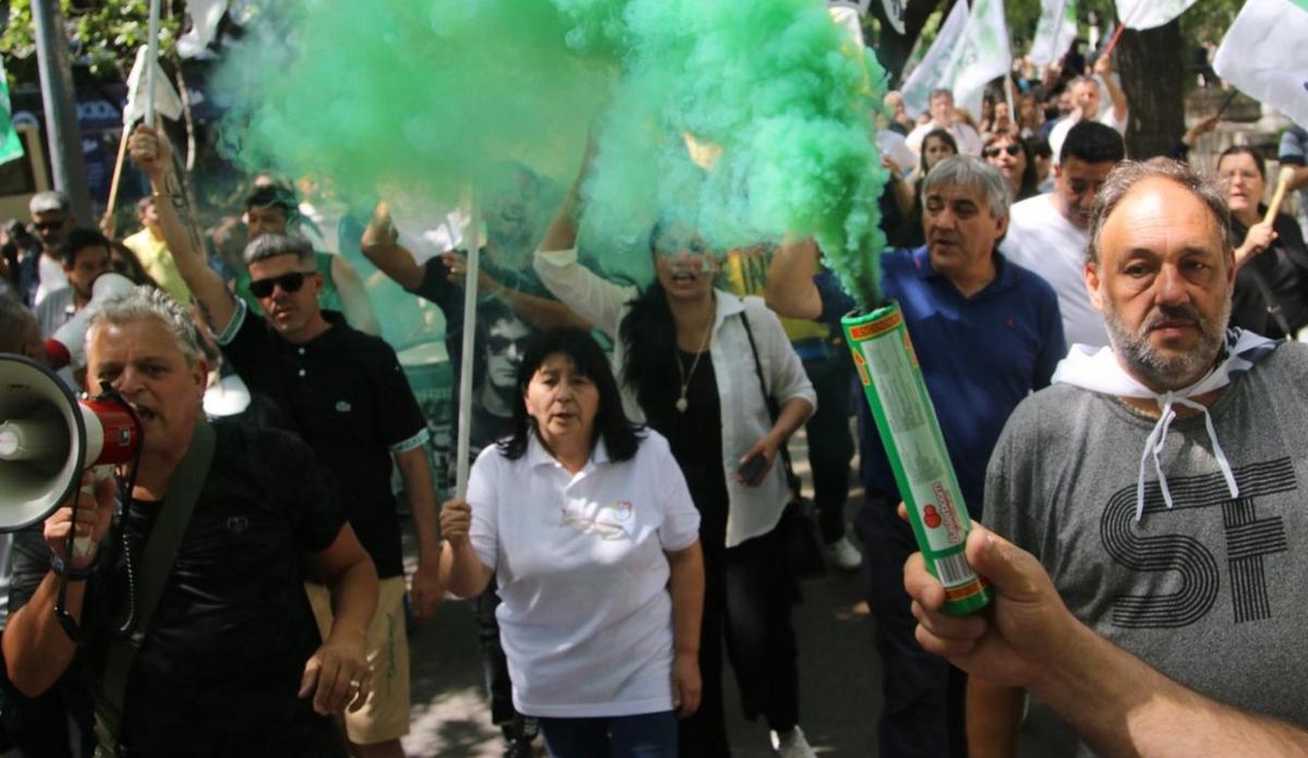 FOTO: Protesta del Suoem por las calles de Córdoba (Foto: Daniel Cáceres/Cadena3)