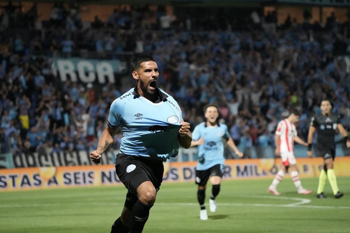 FOTO: Franco Jara festeja el gol de Belgrano. 