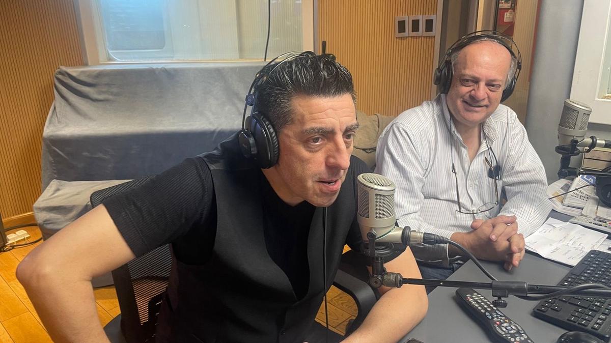 FOTO: Adrián Gómez estuvo en los estudios de la radio y divirtió a todos