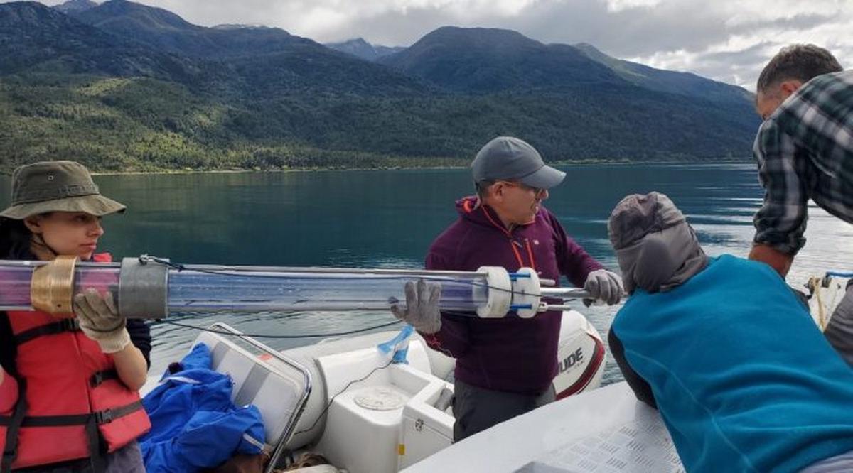 FOTO: Los investigadores en el momento de la búsqueda