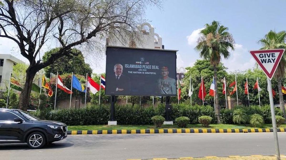 Imagen del 17 de junio de 2026 de una pantalla electrónica al borde del camino mostrando una imagen relacionada con el acuerdo de paz entre Estados Unidos e Irán.