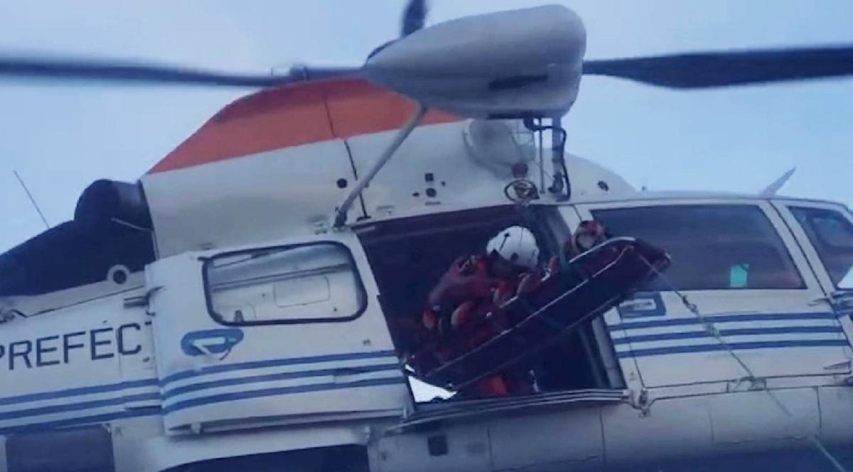 Aeroevacuación de emergencia en el mar: rescatan a tripulante herido a 300 km de Chubut