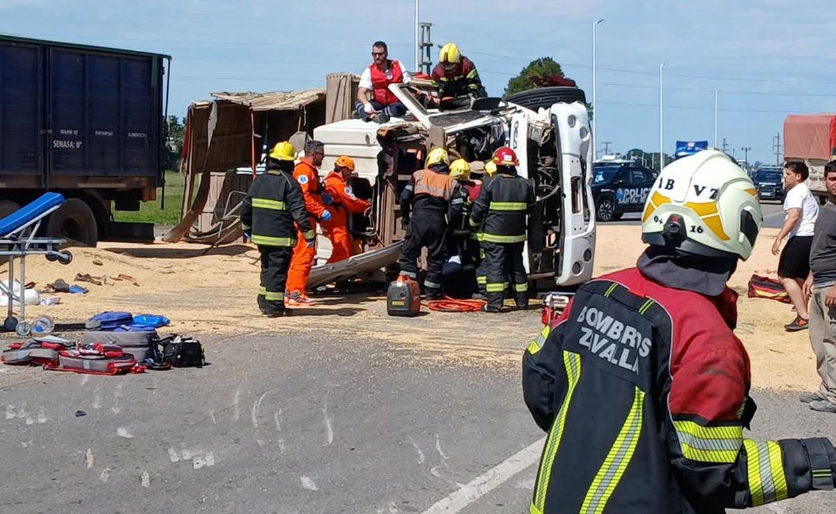 Impactante choque triple en ruta 14 y la A012 activó código rojo en Rosario.