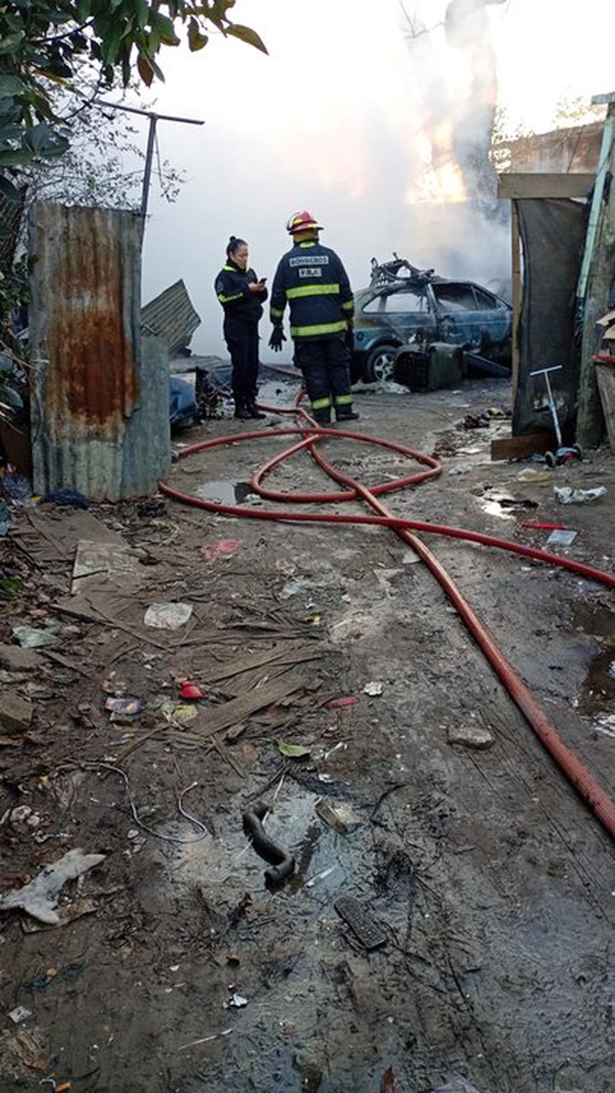 Tragedia en Los Hornos: mujer falleció y dos niños heridos en incendio