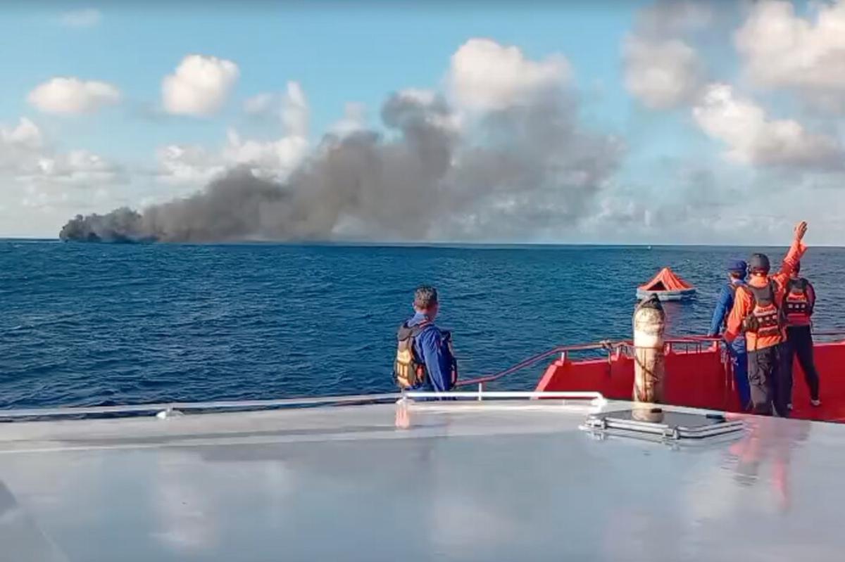 Rescatistas buscan a más pasajeros de ferry en llamas cerca de Bali, Indonesia