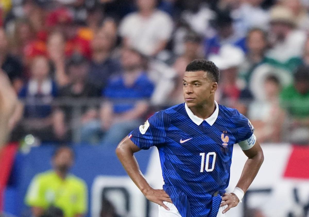 Kylian Mbappé, decepcionado durante la semifinal entre Francia y España.