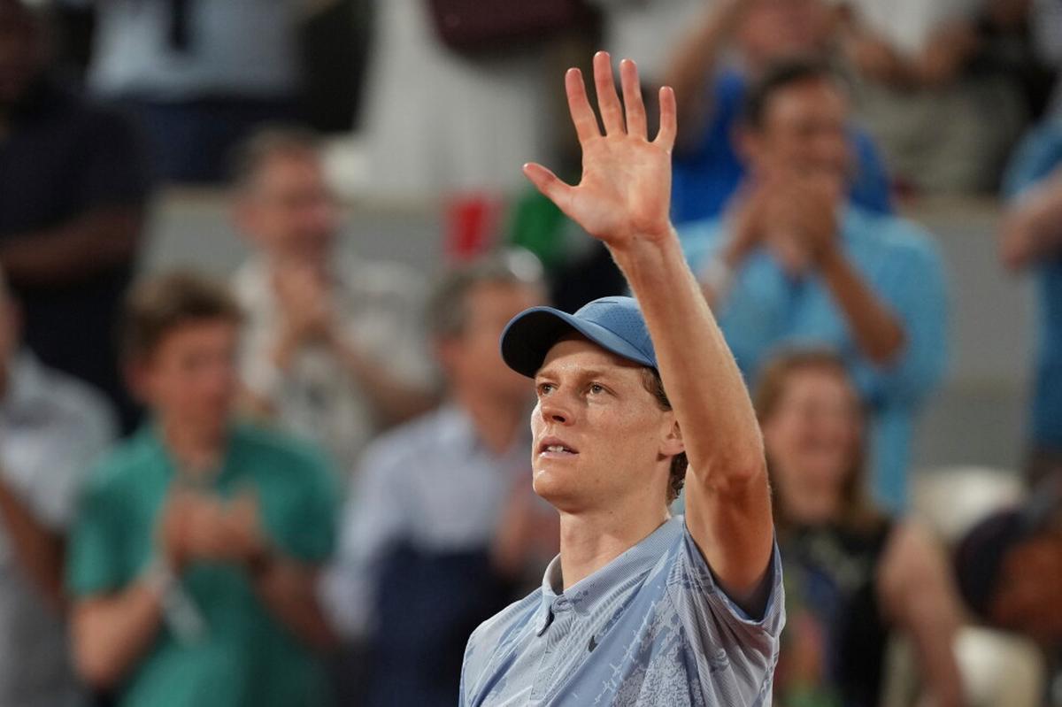 Jannik Sinner habla de su Lego de la Torre Eiffel tras ganar en 1ra ronda del Abierto de Francia