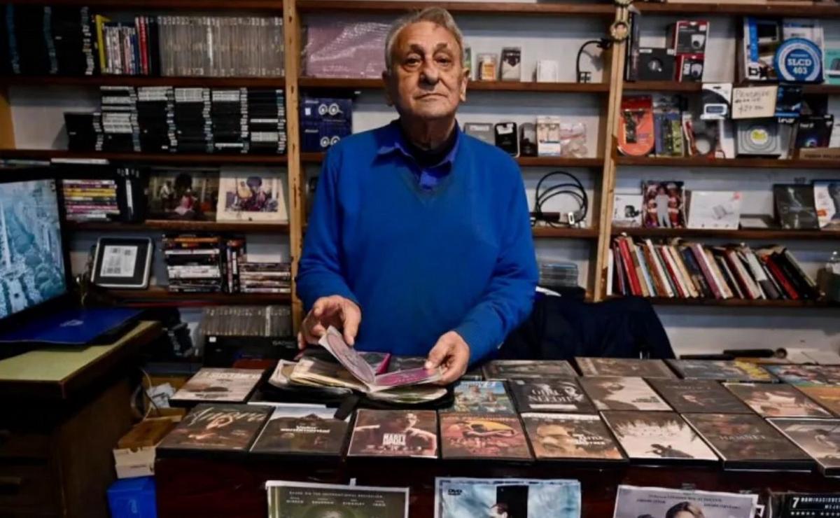Carlos Suez tiene 80 años y sobrevive con su videoclub. (Foto:Gentileza)