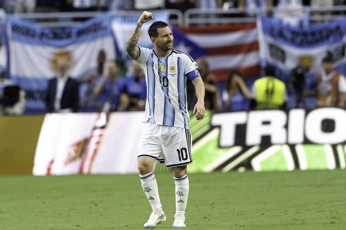 Lionel Messi festeja el gol que abrió el marcador a favor de Argentina.