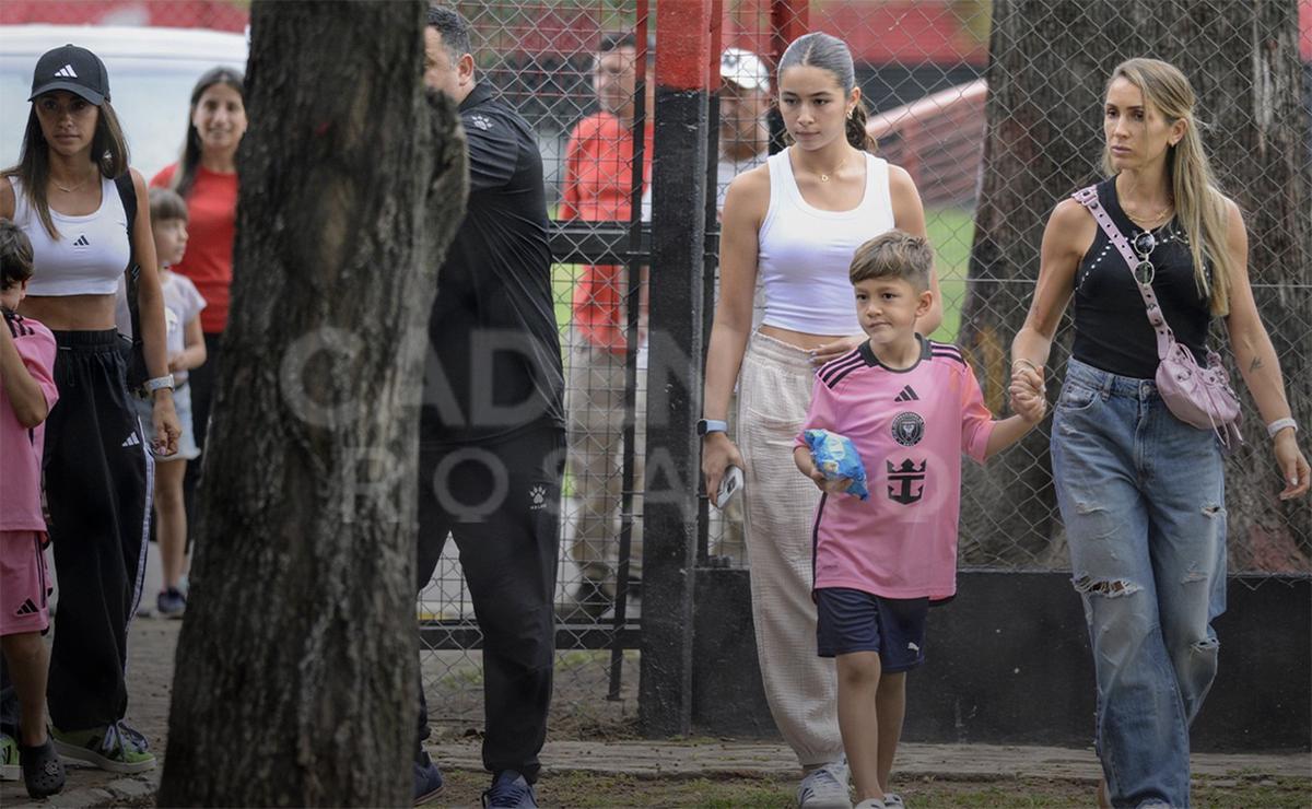 FOTO: La familia Messi acompaña a Thiago en su debut en la Newell's Cup.