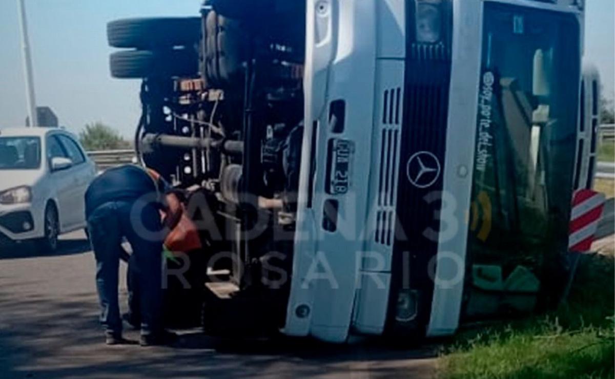 FOTO: Impactante choque múltiple entre auto y camiones en el enlace Rosario-Victoria.