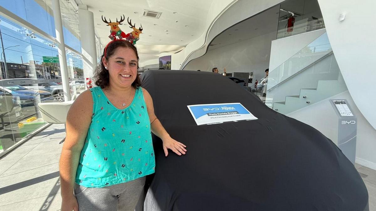 Paola recibió el BYD Dolphin Mini que sortearon Cadena 3 y Familia Parra.