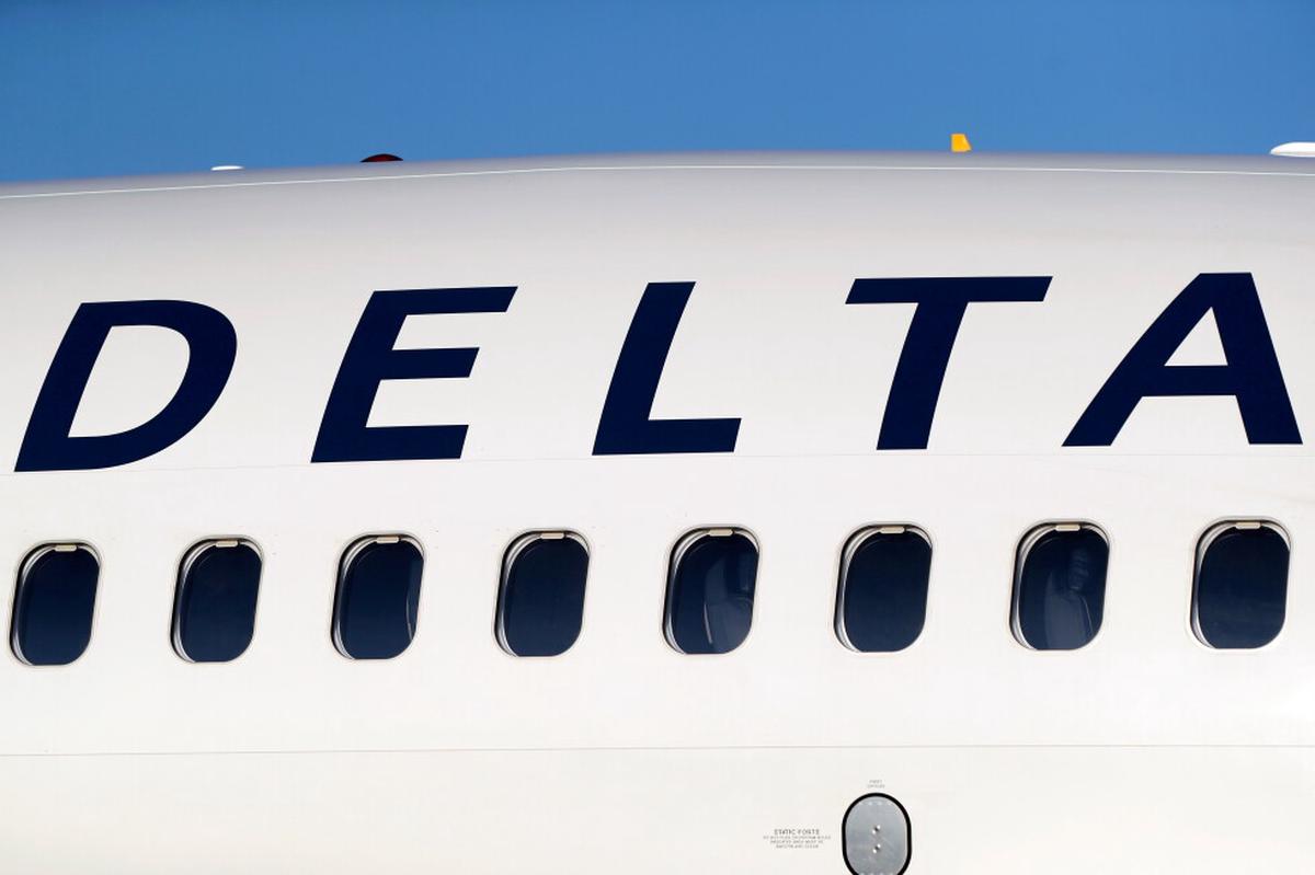 Vuelo de Delta reporta impacto de fuego artificial antes de aterrizar en Chicago