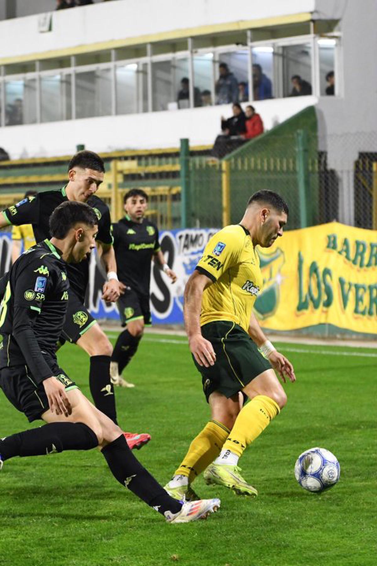 David Barbona, autor del gol de la igualdad, controla la pelota ante dos defensores rivales.